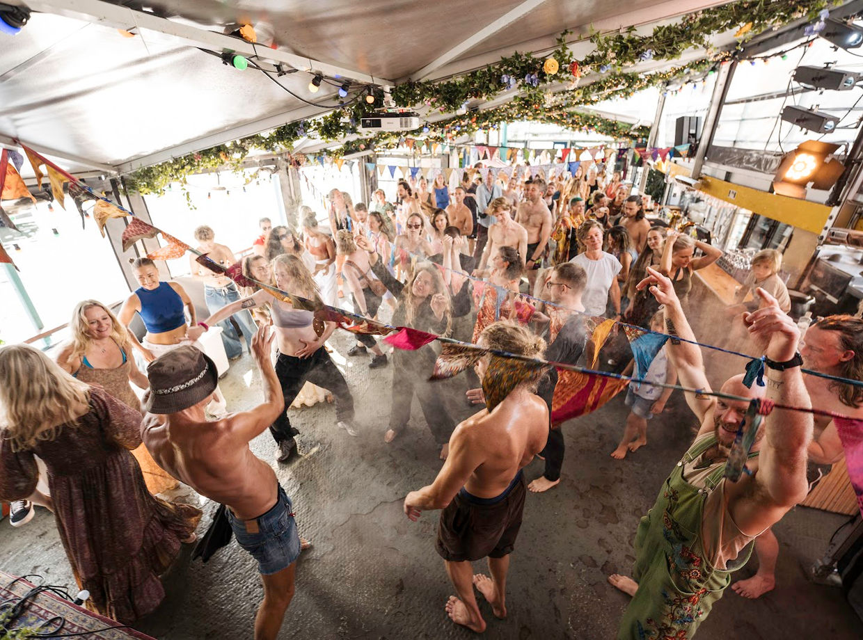 The full length of the boat dancing