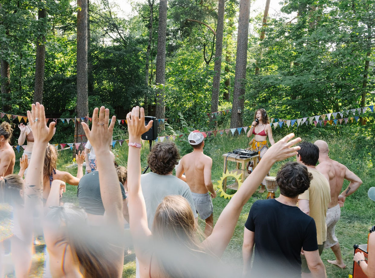 Arms up under the trees in the evening sun