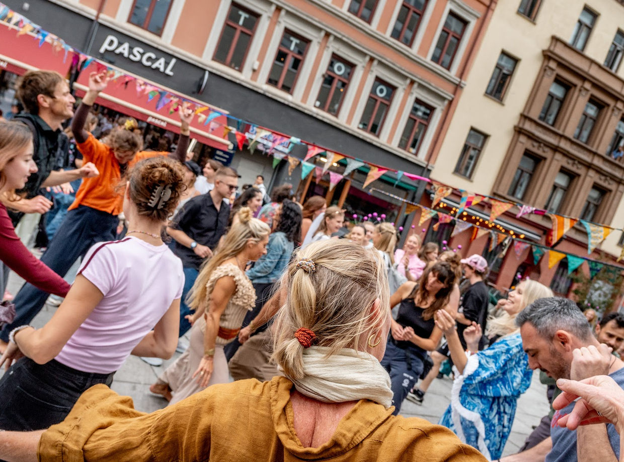 Arms up among the dancers in Torggata