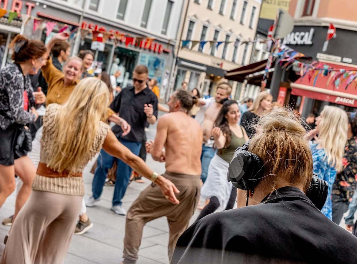 Dancing on the pavement in Torggata