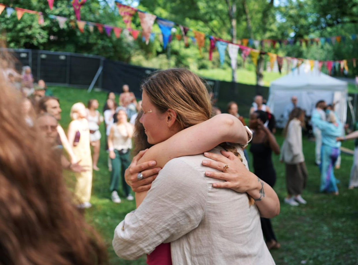 A long hug on the festival lawn